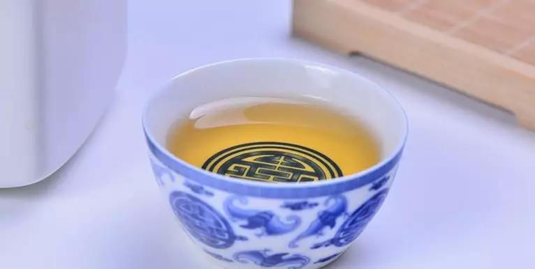 喝普洱茶舌头麻痛是怎么回事,喝普洱茶舌头周边苦涩发紧没回甘