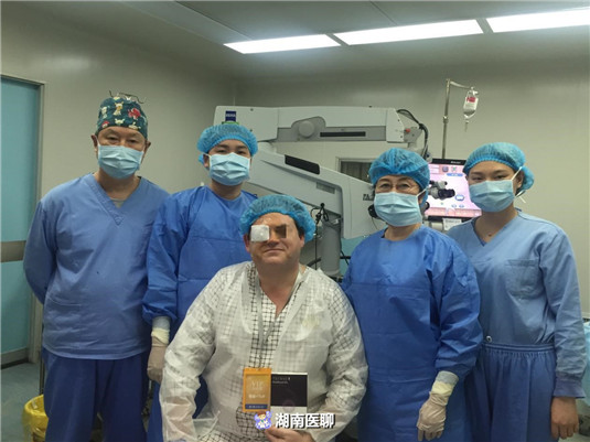 这个结婚纪念日礼物很特别！老外远赴中国解除白内障困扰