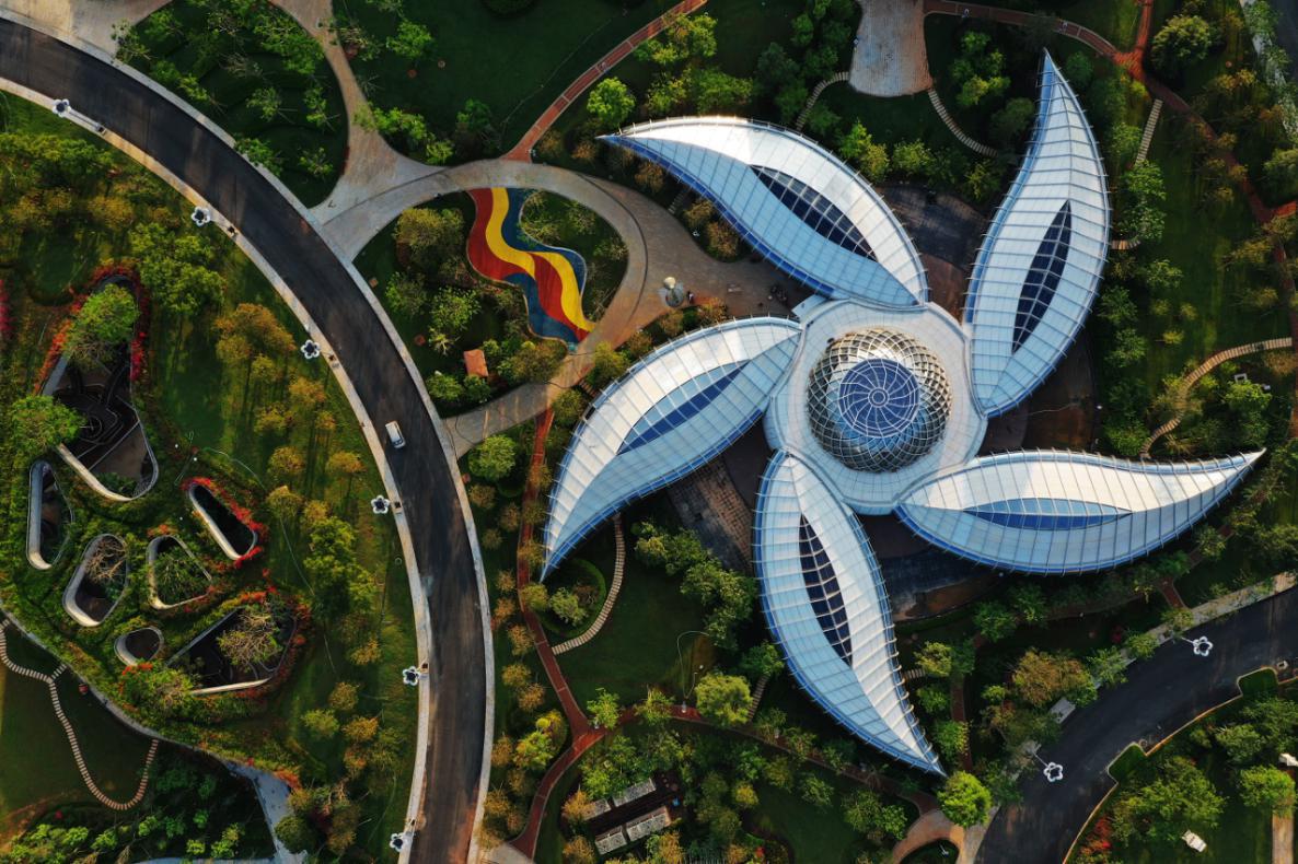 那个亲手绘制海花岛的男人献上了他对祖国的贺礼