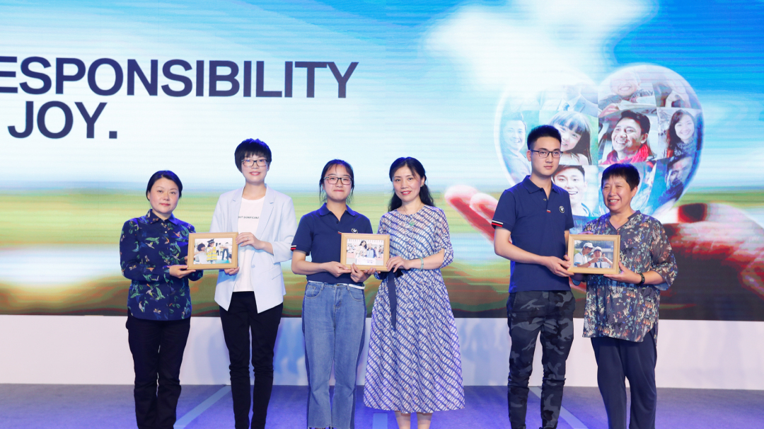 以行动践行初心用担当诠释使命,以行动践初心以实干显担当