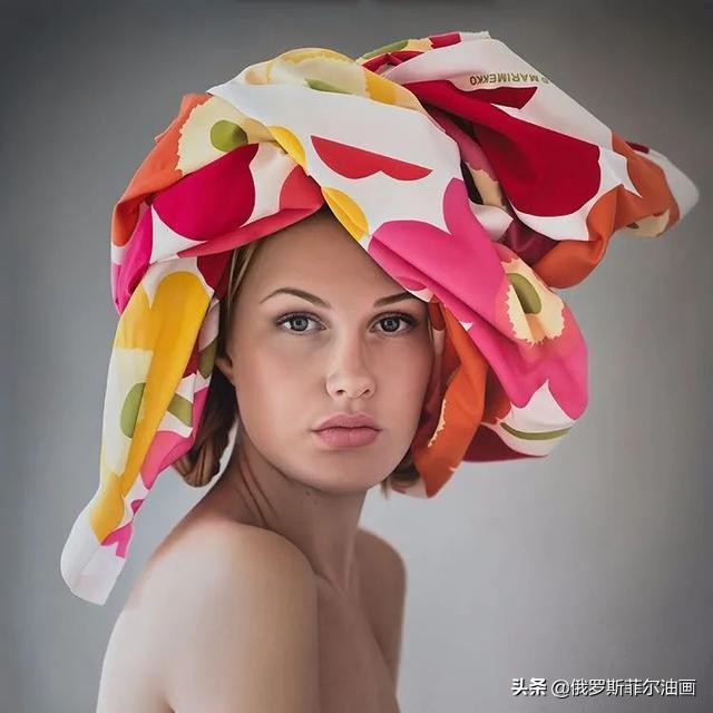 美女画家画美女，怎么看怎么美，看着她的画呼吸都要停滞了