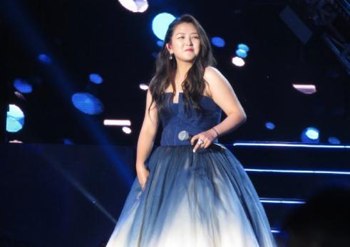 何洁晒照长裙飘飘仙气十足，粉丝贴上没修过的照片评论：注意身体