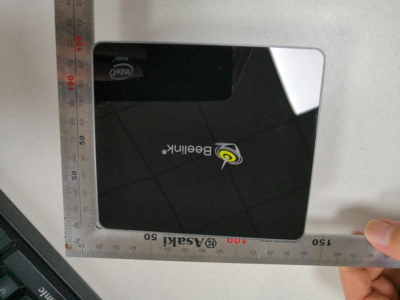 巴掌大的台式电脑主机，内存四核心处理器，日常办公绰绰有余