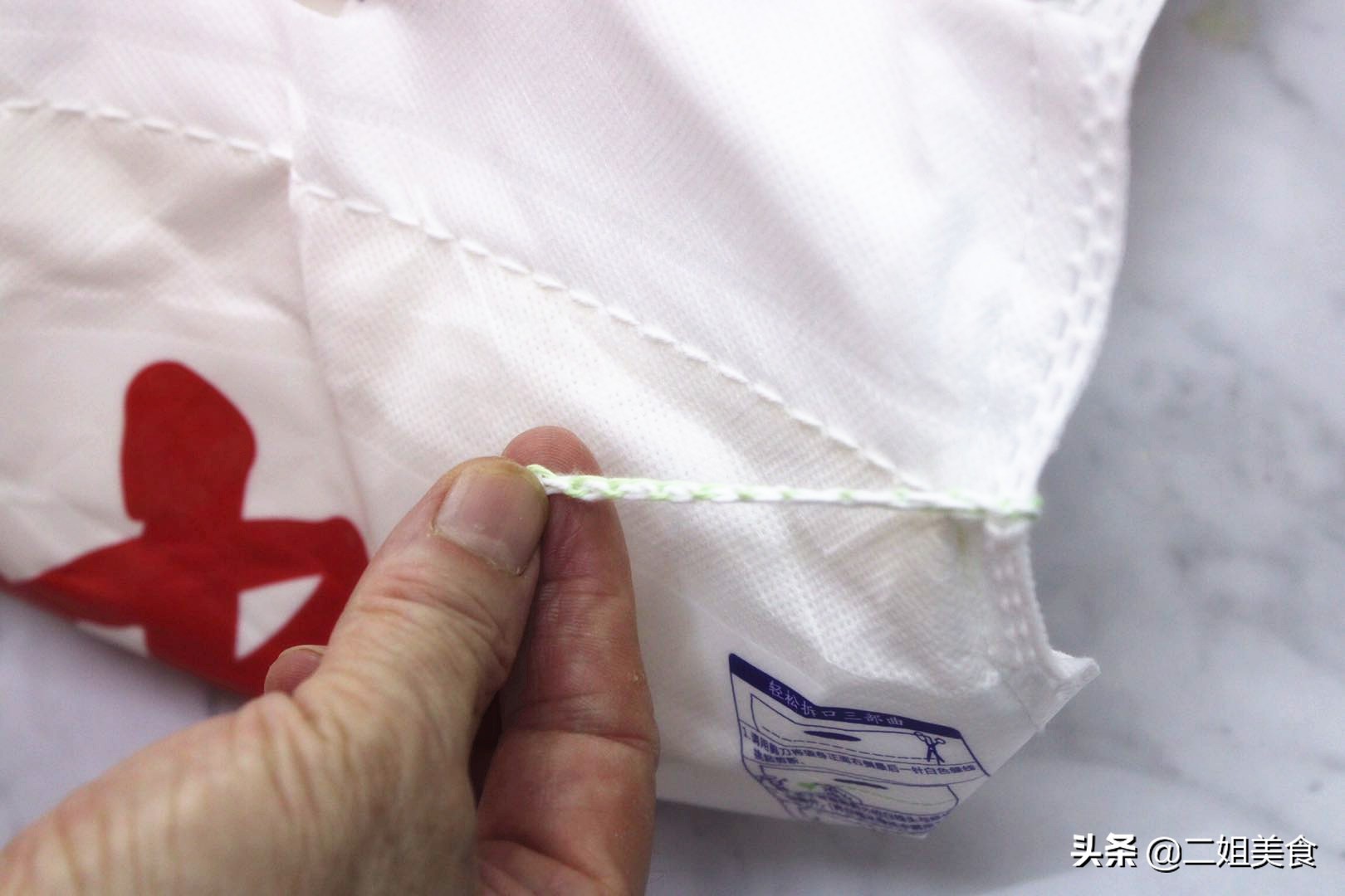 原来大米袋上还藏了这个小机关,原来胶带上有个机关