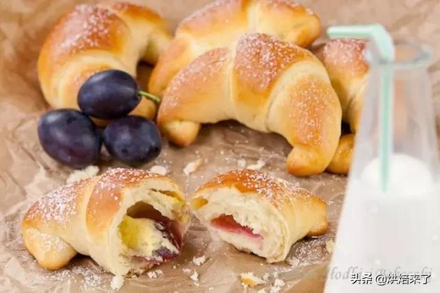 怎么吃都不重样的牛角包，一口咬下去，外酥内软，软绵不失嚼劲