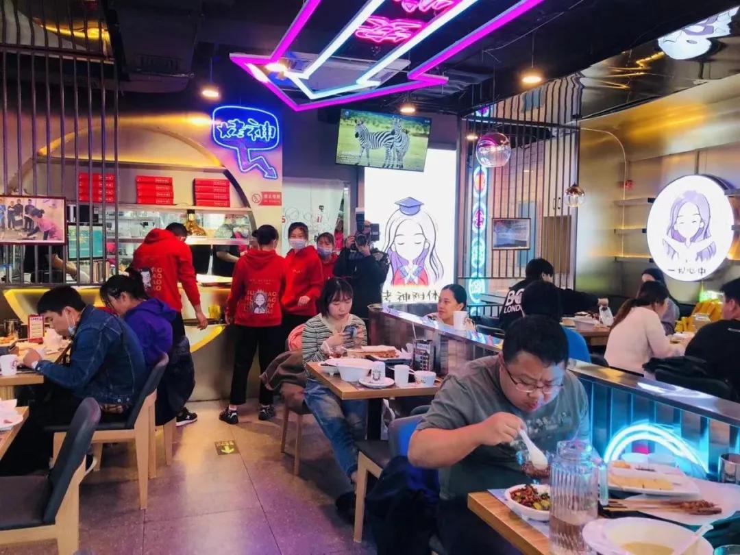 左手手术刀，右手烧烤架！医学博士“搅动”串圈