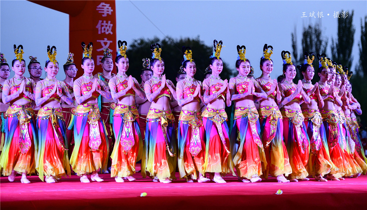 适合穿敦煌服跳的舞,跳敦煌舞服装