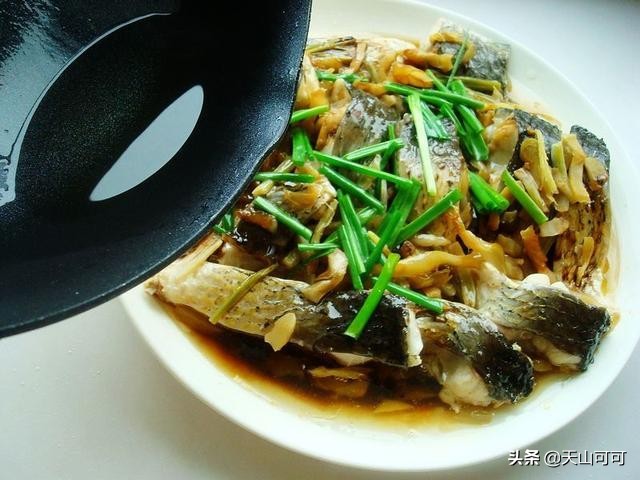 开胃清蒸鱼最正宗的做法,清蒸鱼怎么蒸得好吃又简单