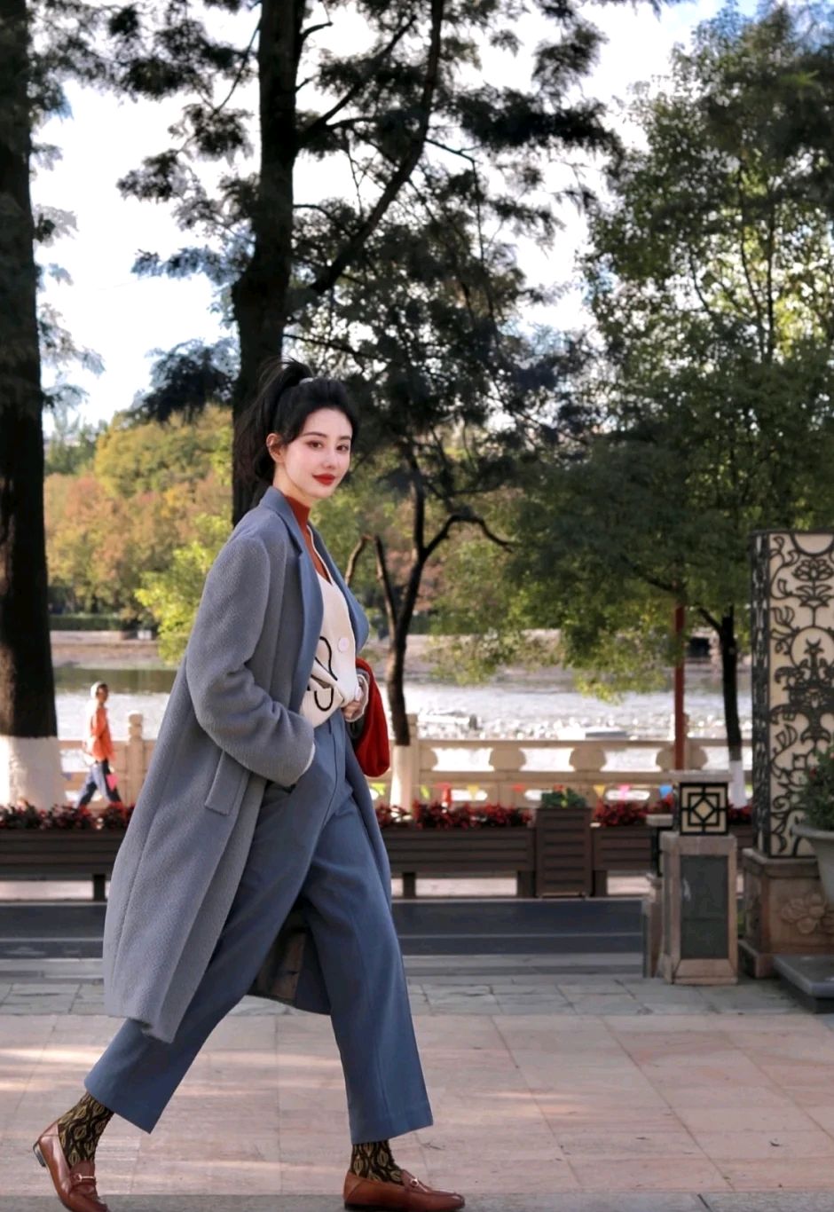 宽松毛衣叠穿搭配冬季,冬季黑色大衣和白色带帽毛衣穿搭