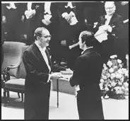 这个泡妞打架半辈子的富二代，仅用一年便拿下了诺贝尔奖