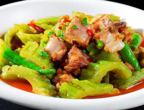 烧排骨加土豆,大厨教你烧排骨