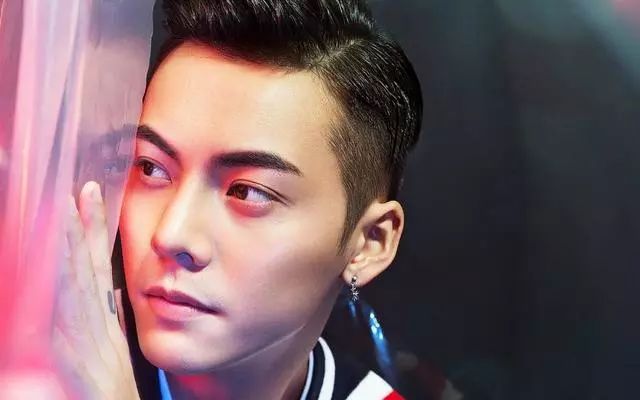 陈伟霆戴耳钉视频,陈伟霆黑色耳钉