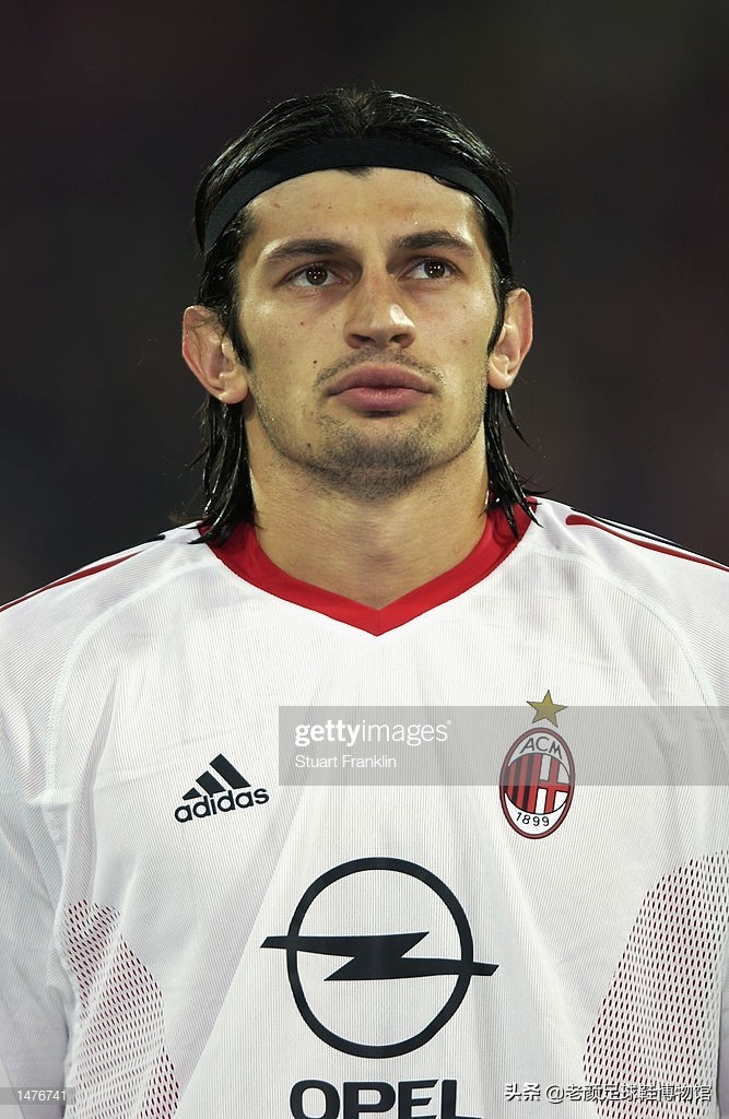 1600万欧的米兰左后卫，被伊布弄的身败名裂，退役半年当选副总理