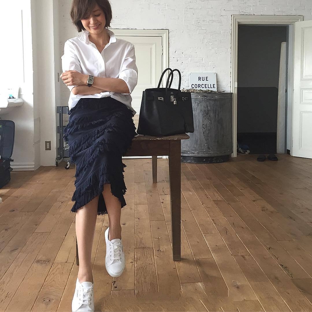 51岁的她无惧年龄，用基本款打造出“无龄感”穿搭，时尚又高级