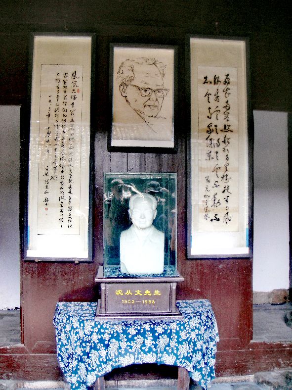 凤凰古城风景优美漂亮,凤凰古城被谁称作是最美的小城