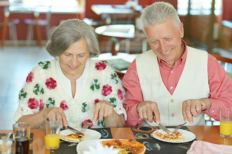 老年人补充哪些优质的蛋白质食物,老年人蛋白质如何通过食物摄取