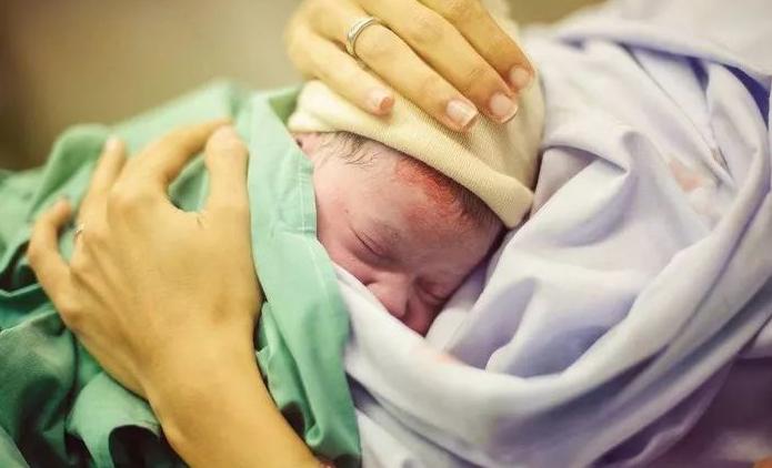 剖腹产和顺生胎儿有什么区别,剖腹产跟顺产孩子智商有区别吗