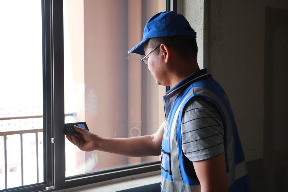 “渣渣墙”用钥匙就能抠出洞！青岛即墨正大·佳源都市弄啥咧