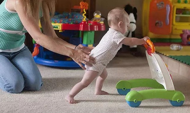 宝宝过早学站立腿不直,婴儿几个月练站不影响腿部发育