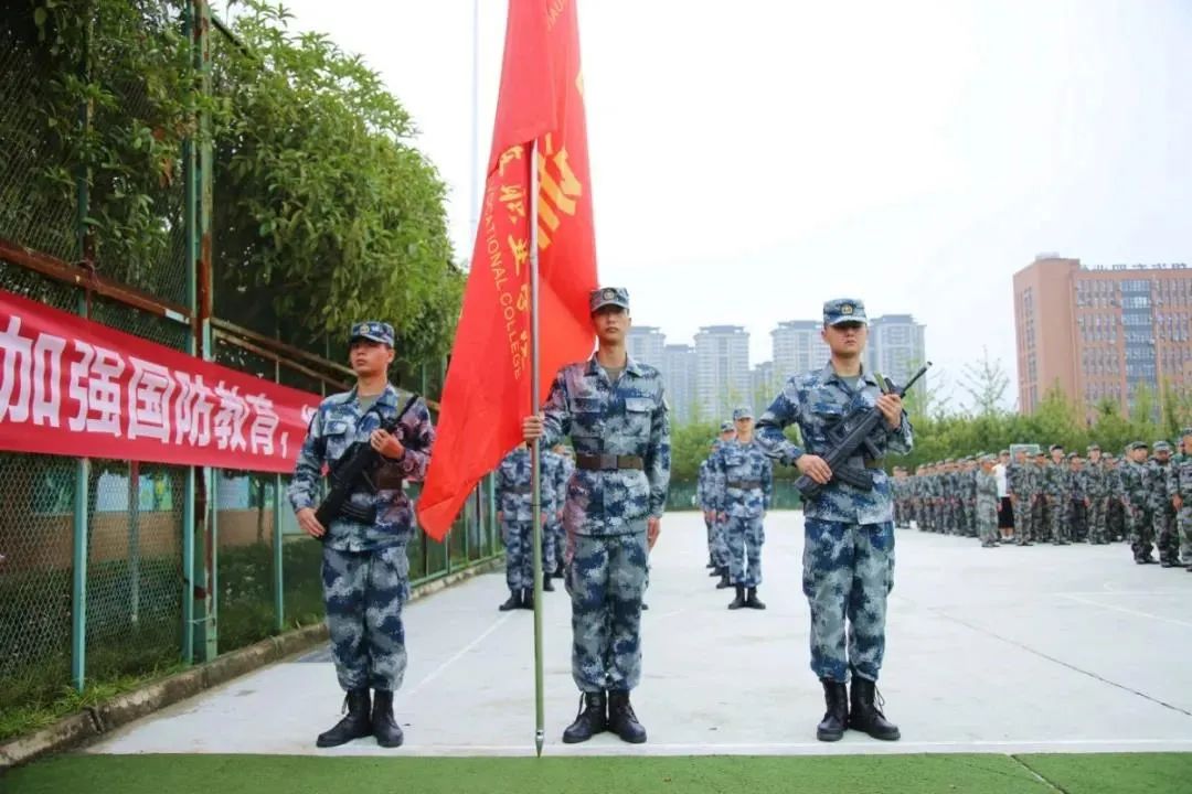 军训完了拍一张照纪念一下,军训完给学生的礼物