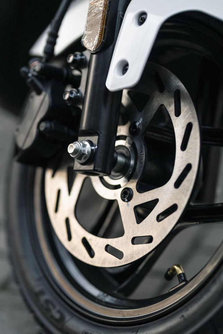 大灯炫酷有型,九号e100大灯效果