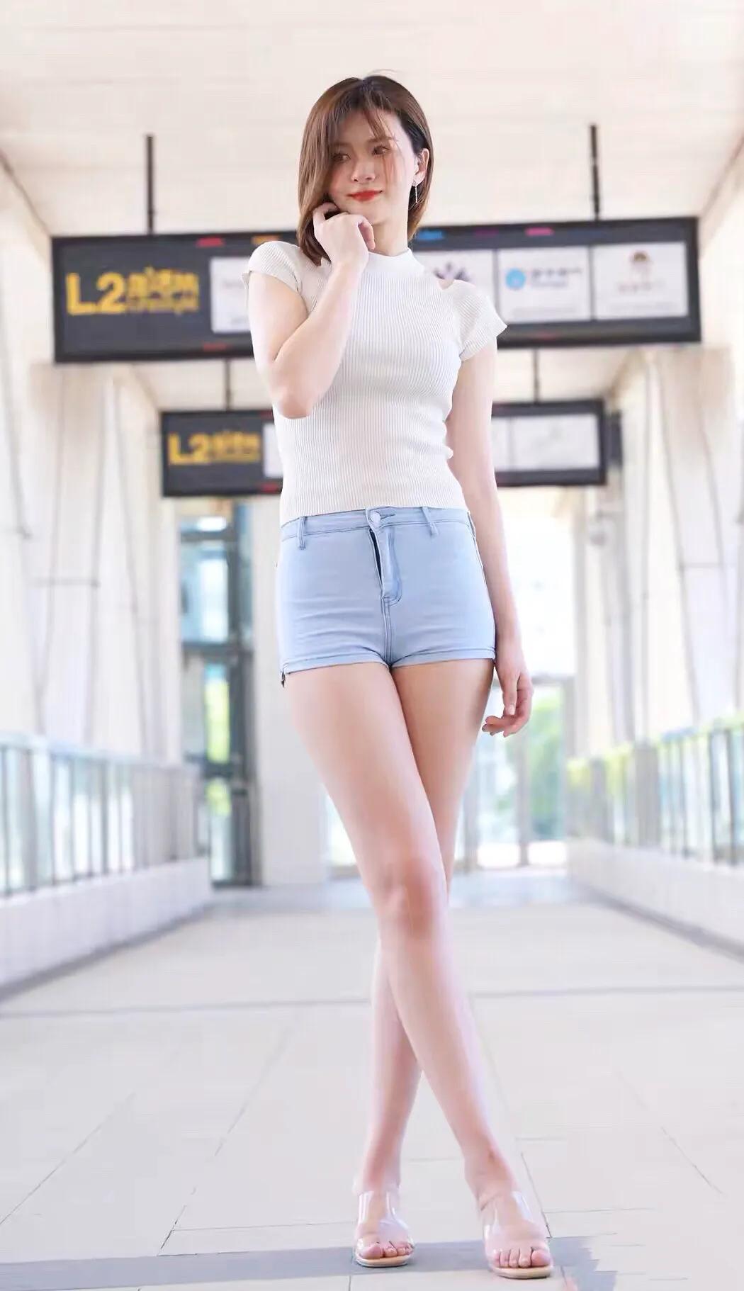 牛仔裤配高跟鞋早秋穿搭,牛仔短裤高跟长筒靴