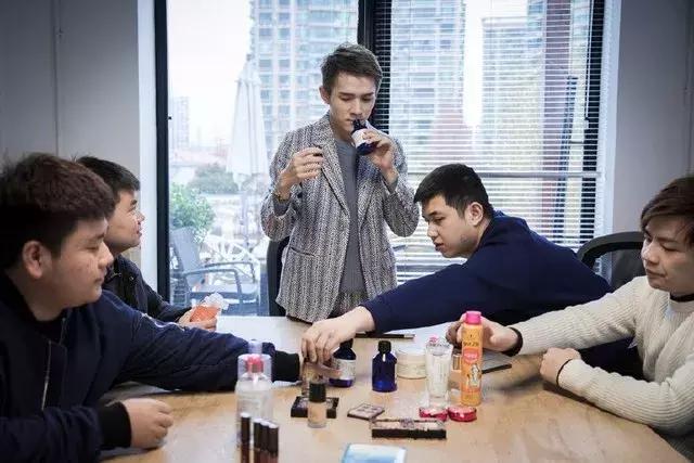 直播五分钟卖出15000支口红，“口红一哥”李佳琦|女生节特辑