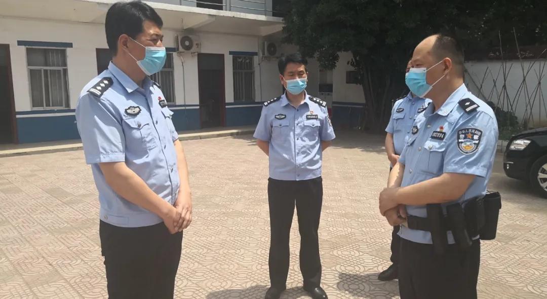 深入派出所督导检查两会安保工作,领导下基层检查指导安全工作