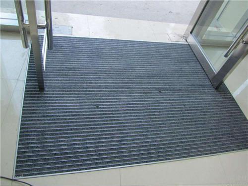 地上铺什么地垫看着舒服,头一次见用铝合金做地垫