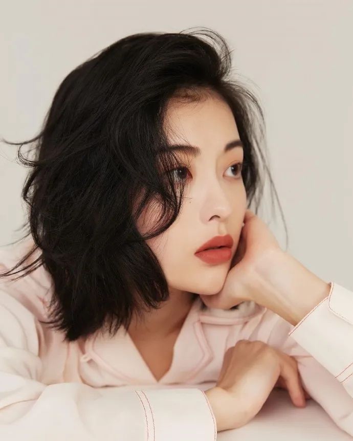 2021网红爆款发型短发戴狗啃刘海,头发2020流行发型显脸小