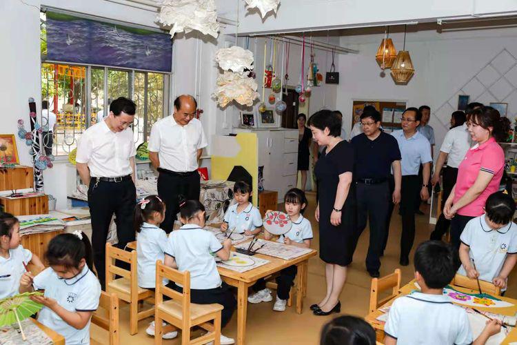 县委书记慰问六一儿童,陕西省教育厅六一慰问