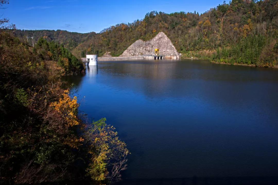 藏着最美秋景，石柱原始森林中的这块“明镜”美绝了！