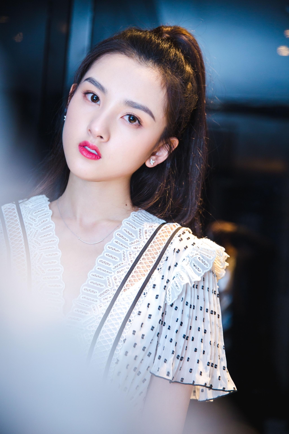 发际线靠前怎么披头发好看,发际线在前怎么扎头发