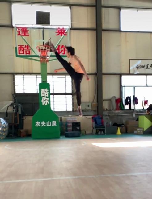 篮球扣篮大神乔丹,篮球之神乔丹90度三分