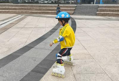 儿童轮滑鞋教学滑行,儿童滑轮滑鞋去哪儿滑