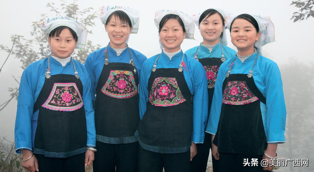 广西壮族脖子银饰图片,广西壮族银饰头饰