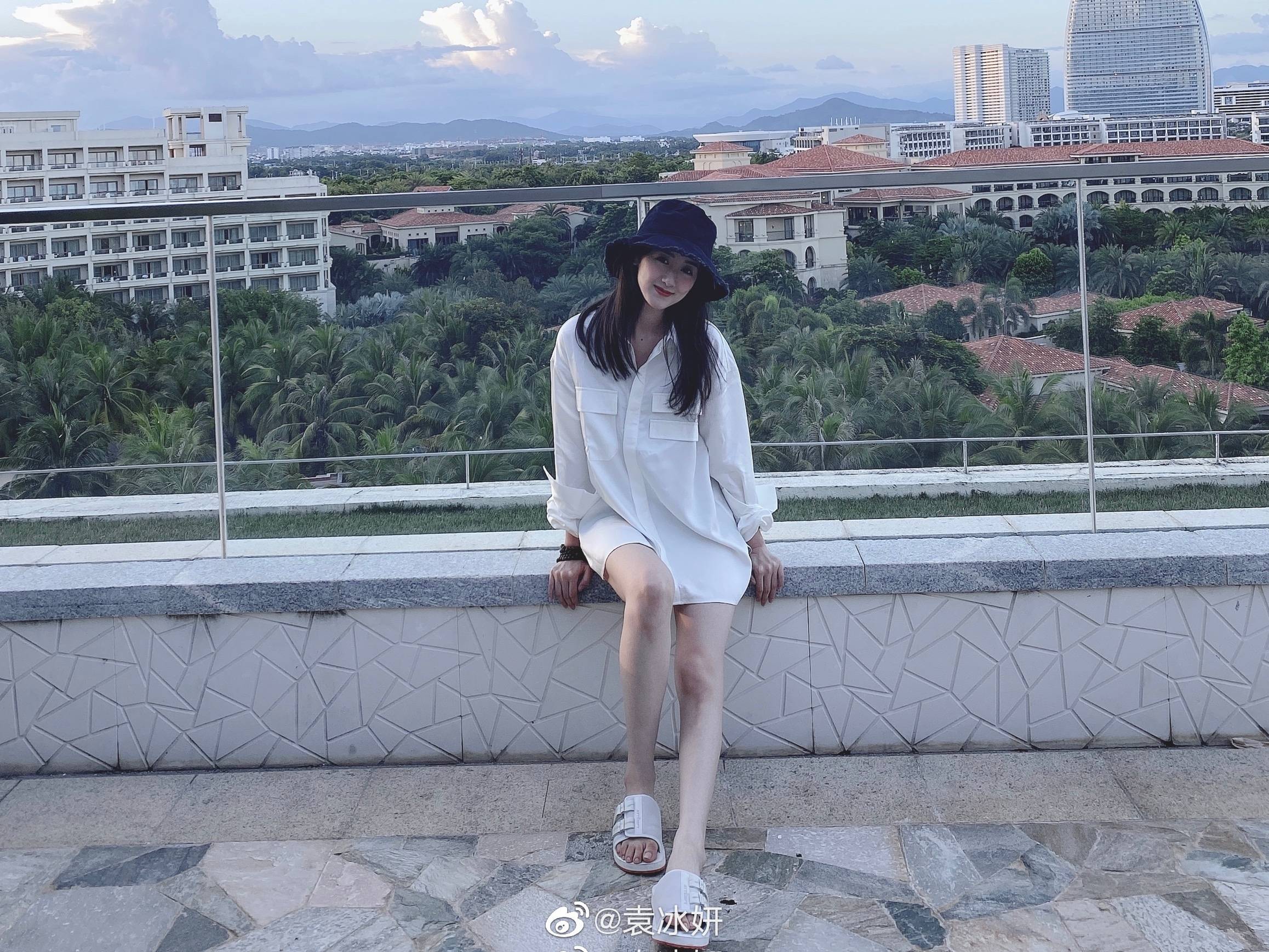 袁冰妍红色一字裙造型图片,袁冰妍粉色吊带中长款花色旗袍裙