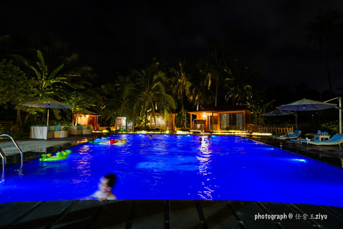 一群年轻人到三亚，摆pose，拍照