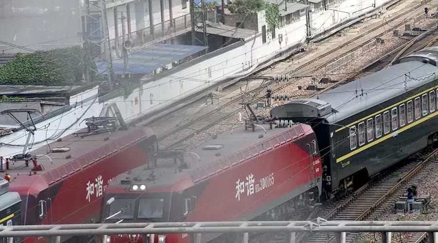 郑州的高架桥上看火车，铁龙慢游咣~咣~铛~铛