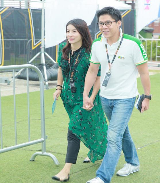 郭晶晶和霍启刚一家穿运动鞋,霍启刚陪郭晶晶玩滑板