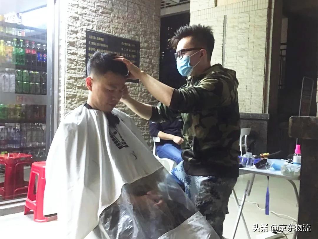 物流新青年｜感动！会送货还会理发的快递小哥有多暖