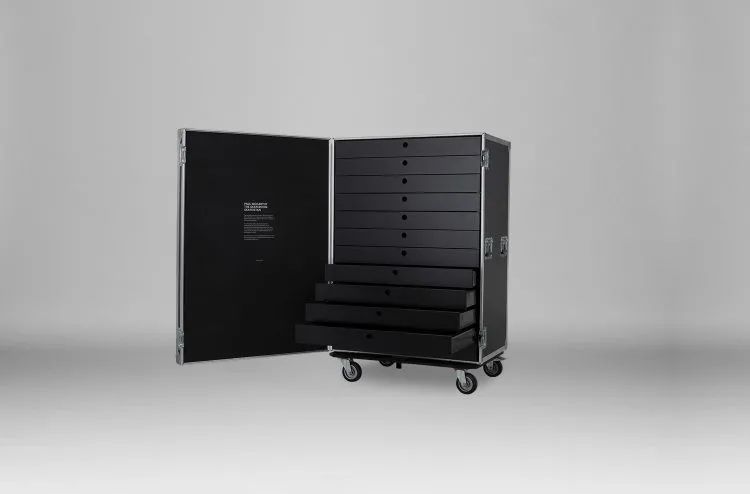 你是滑滑板还是赏滑板？买了艺术家联名的滑板不滑会被说装X吗？