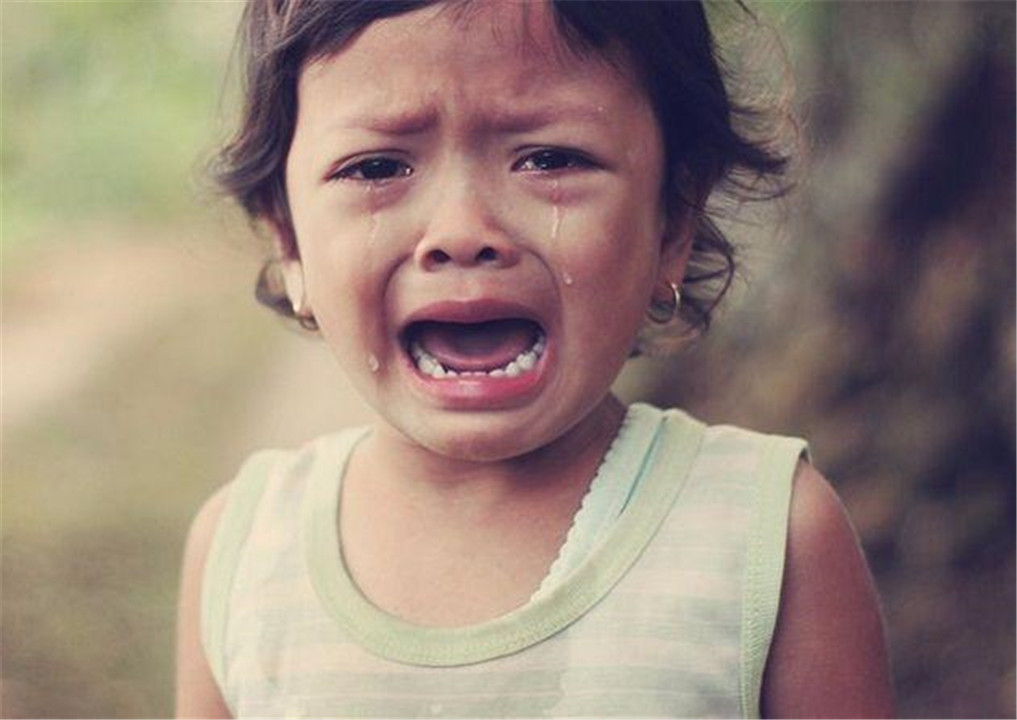 孩子说两句就哭有一颗玻璃心,小孩说一句就哭怎么纠正心理脆弱