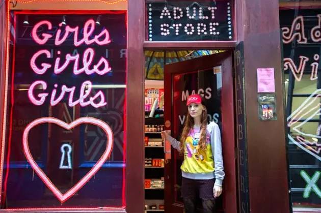 一个95后美女开了一家超市,85后美女开了一家超市