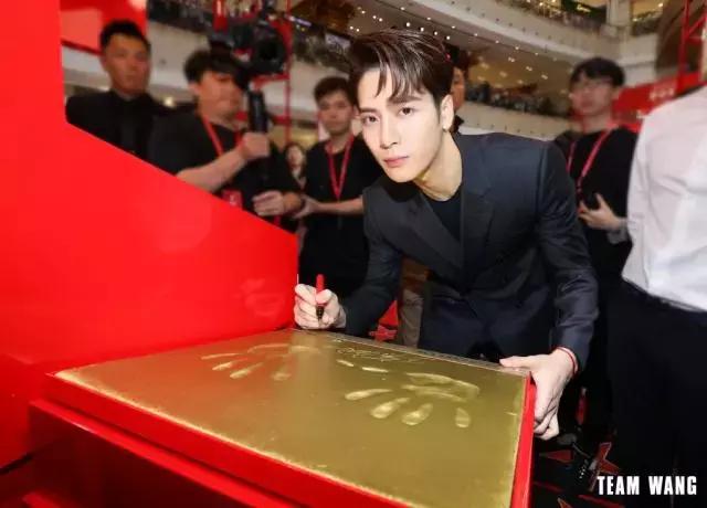 连王嘉尔、郑恺等大牌明星疯狂Pick的阿玛尼快闪店空降魔都