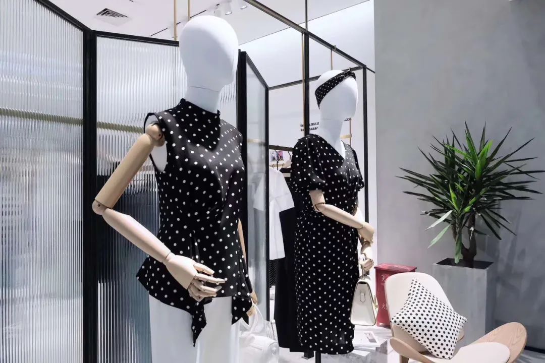 谁说服装店不行了？这个低调的女装却悄悄地开了1200多家店