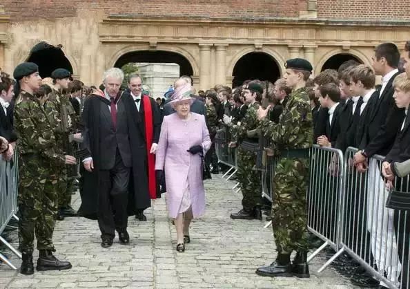 7岁男孩适合格斗吗,让小男孩去学打篮球的好处