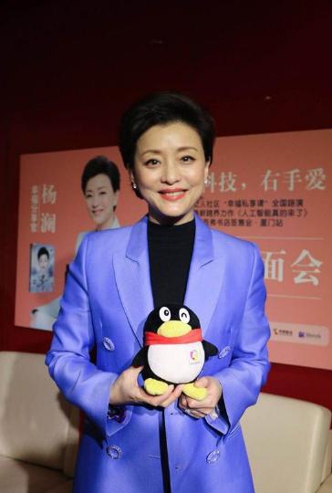 辞去央视工作赴美学习，投奔凤凰卫视，今身价70亿一个包包13万