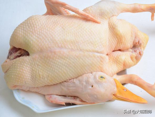 *鸭做**肉时,去腥别再焯水了,大厨教你3步,出锅软嫩鲜香,不腥臊