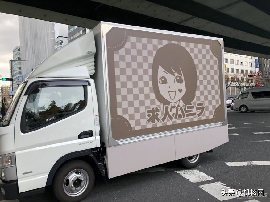 如果你去过新宿,那一定见到过这样一辆放着*脑洗**音乐的大卡车